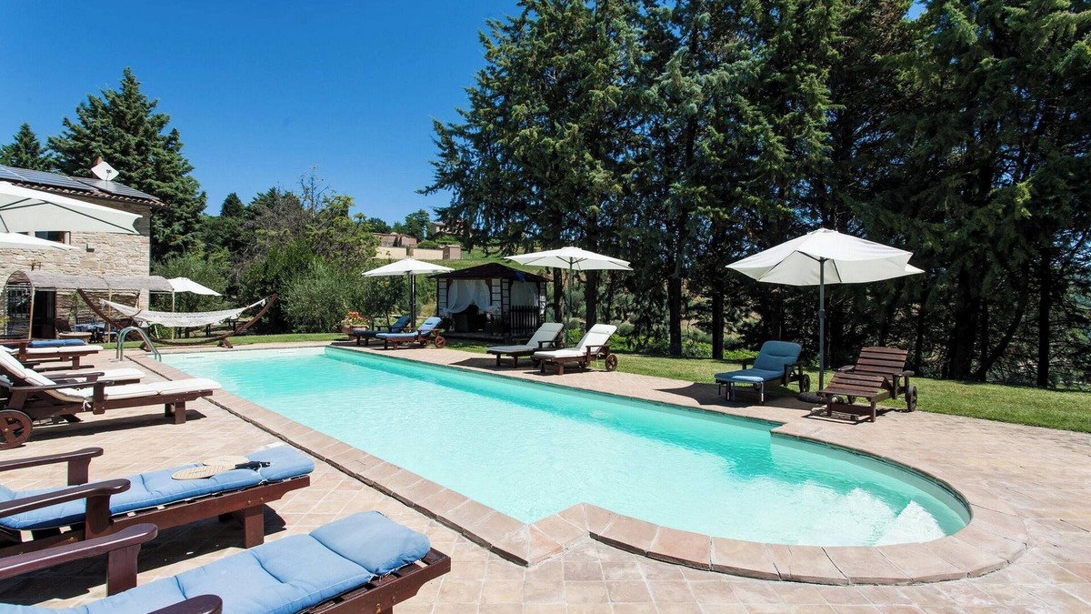 Ramazzano House | Homerez - Spacious House in Ramazzano with Shared Pool