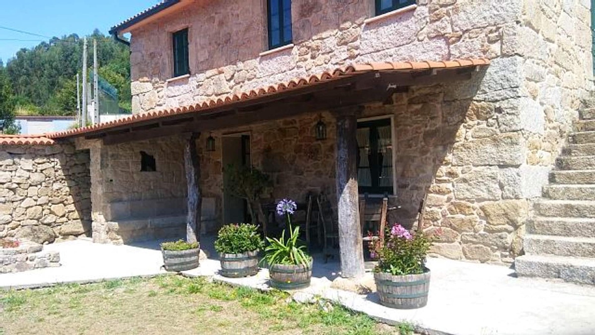 Meis House | Homerez - Spacious house 14 km away from the beach for 6 ppl. at A Sobreira