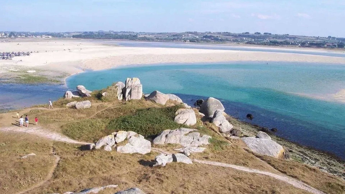 Berven House | Homerez - Spacious House with Sea View in Plouescat