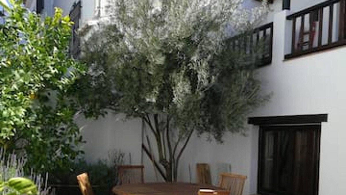 Beiro House | Homerez - Spacious house with terrace and balcony