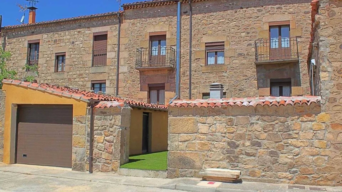 Vinuesa House | Homerez - Spacious House in Vinuesa with 160 m²