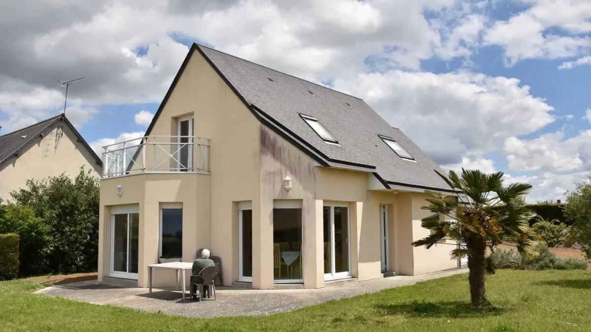 Courtils House | Homerez - Spacious House with Garden in Courtils