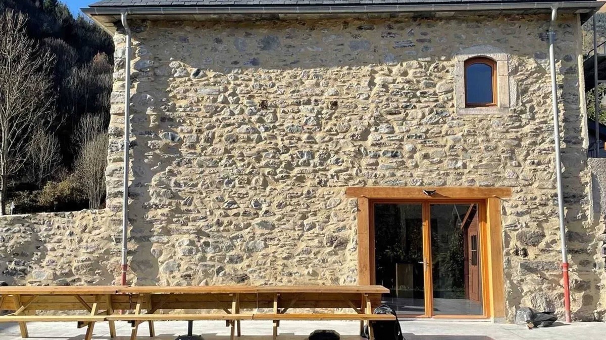 Guchen House | Homerez - Spacious House in Guchen with Garden and Barbecue