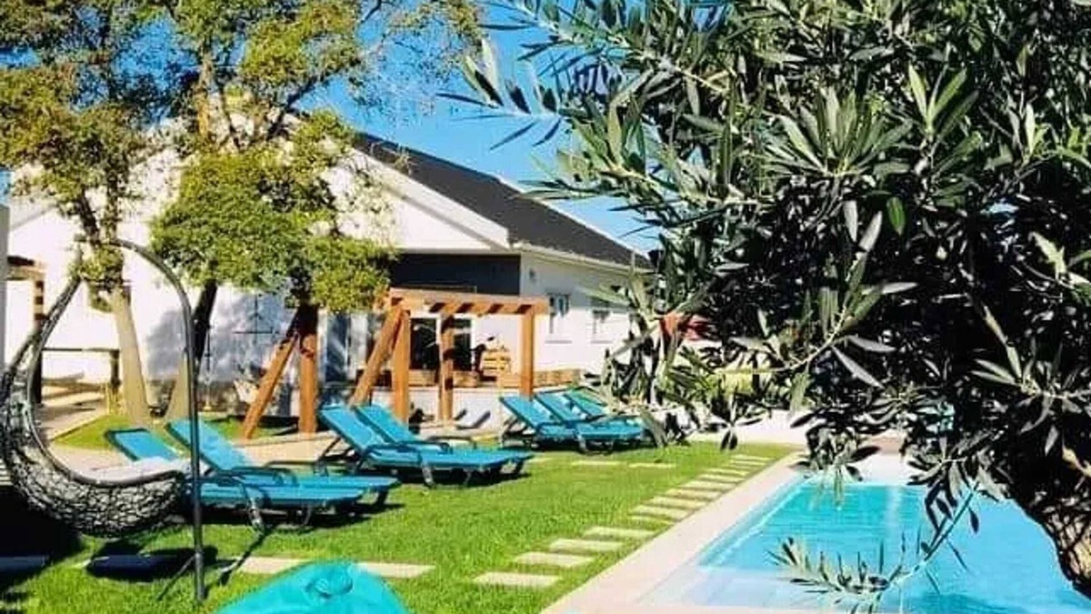 Atalaia House | Homerez - Spacious House in Atalaia with Shared Pool