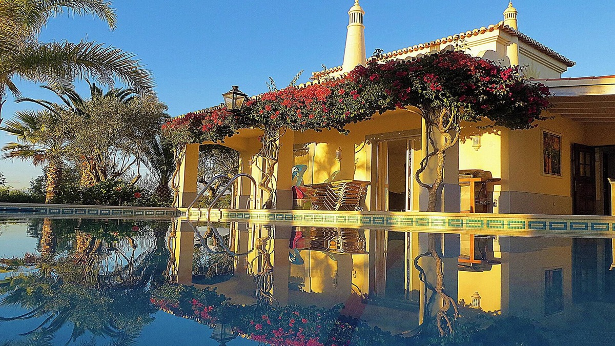 Estombar Villa | Homerez - Spacious Villa in Carvoeiro with Private Pool