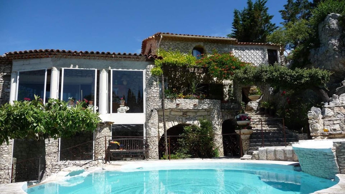 Lussan Villa | Homerez - Spacious villa for 8 ppl. with swimming-pool and terrace at Lussan