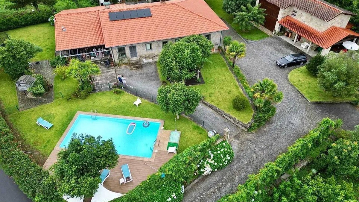 Amares Villa | Homerez - Spacious Villa in Carrazedo with Pool