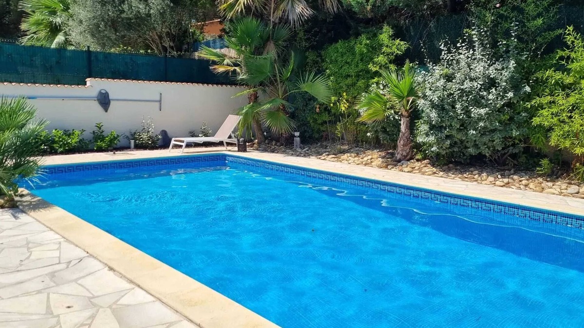 Cap d'Agde Villa | Homerez - Spacious villa in Agde with pool and garden.