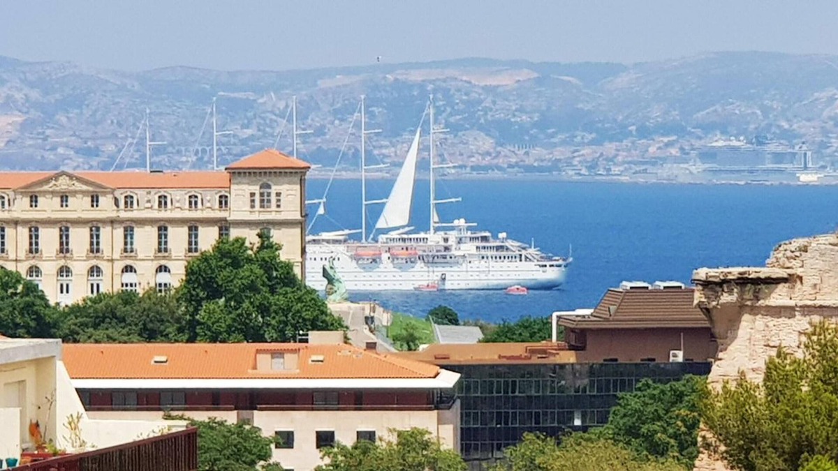 Saint-Lambert Apartment | Homerez - Studio 1 km away from the beach for 3 ppl. with sea view at Marseille