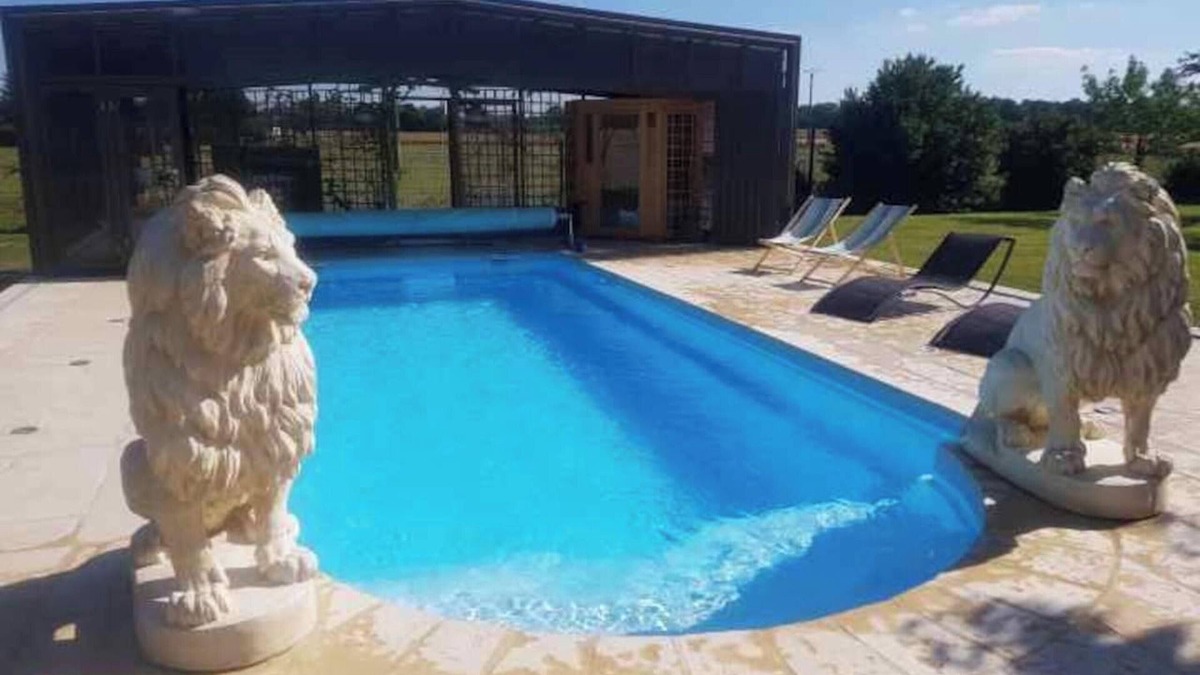 Saint-Clair-d'Arcey Villa | Homerez - Villa in Saint Clair-d'Arcey