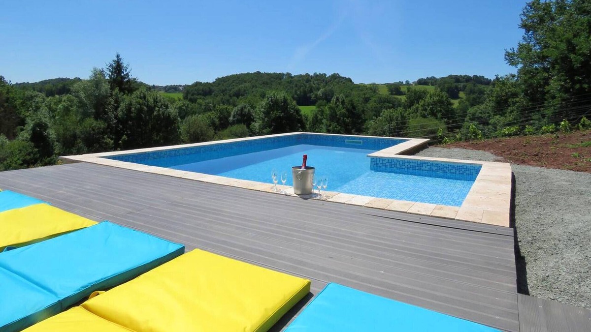 Vars-sur-Roseix Villa | Homerez - Villa for 10 ppl. with swimming-pool and sauna at Vars-sur-Roseix