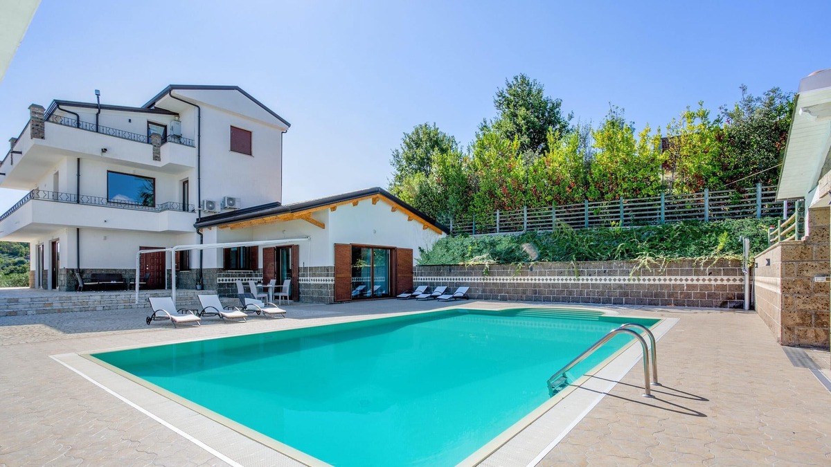 Caiazzo Villa | Homerez - Villa for 17 ppl. with swimming-pool, garden and terrace at Caiazzo