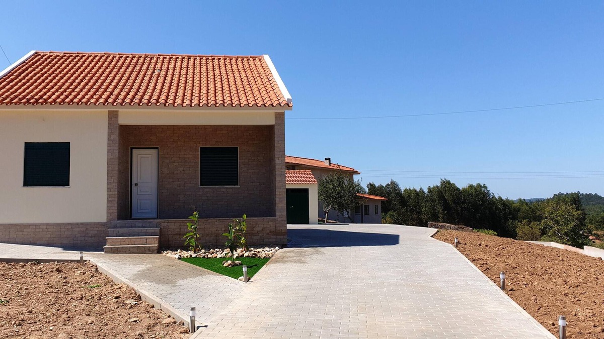Penela Villa | Homerez - Villa for 4 ppl. with swimming-pool, garden and terrace at Espinhal