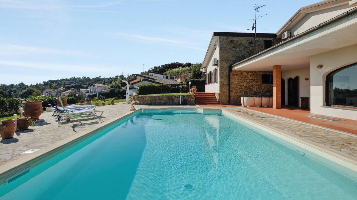 Castellaccio Villa | Homerez - Villa for 7 ppl. with swimming-pool and jacuzzi at Castellaccio