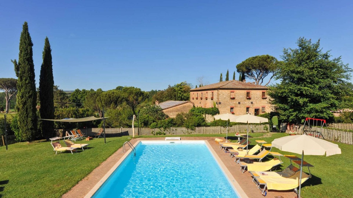 Monteroni d'Arbia Villa | Homerez - Villa for 19 ppl. with swimming-pool and garden at Monteroni d'Arbia