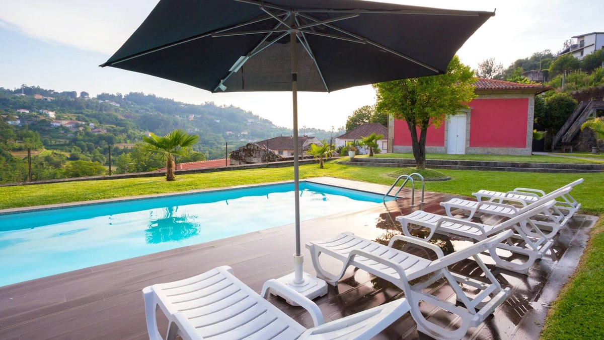 Guilhofrei Villa | Homerez - Villa for 6 ppl. with swimming-pool and garden at Sobradelo da Goma