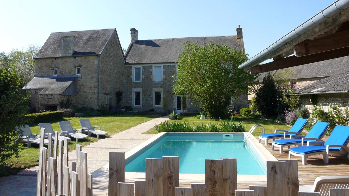 Le Locheur Villa | Homerez - Villa With swimming pool