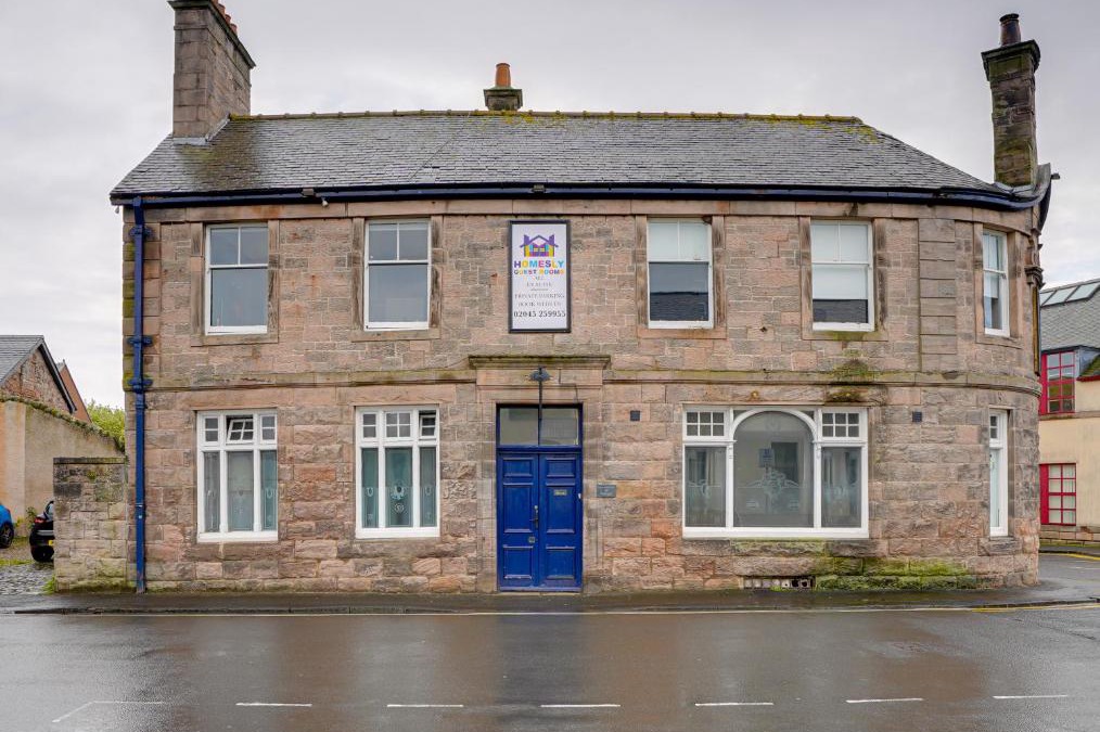 Berwick-upon-Tweed House | Homesly Guest Rooms, Comfortable En-suite Guest Rooms with Free Parking and Self Check-in