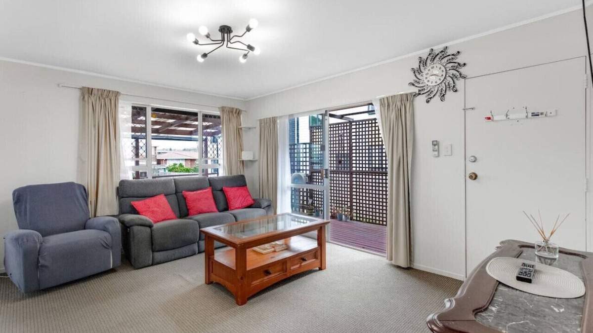Glen Eden House | Homespun Unit with deck, air-con and parking