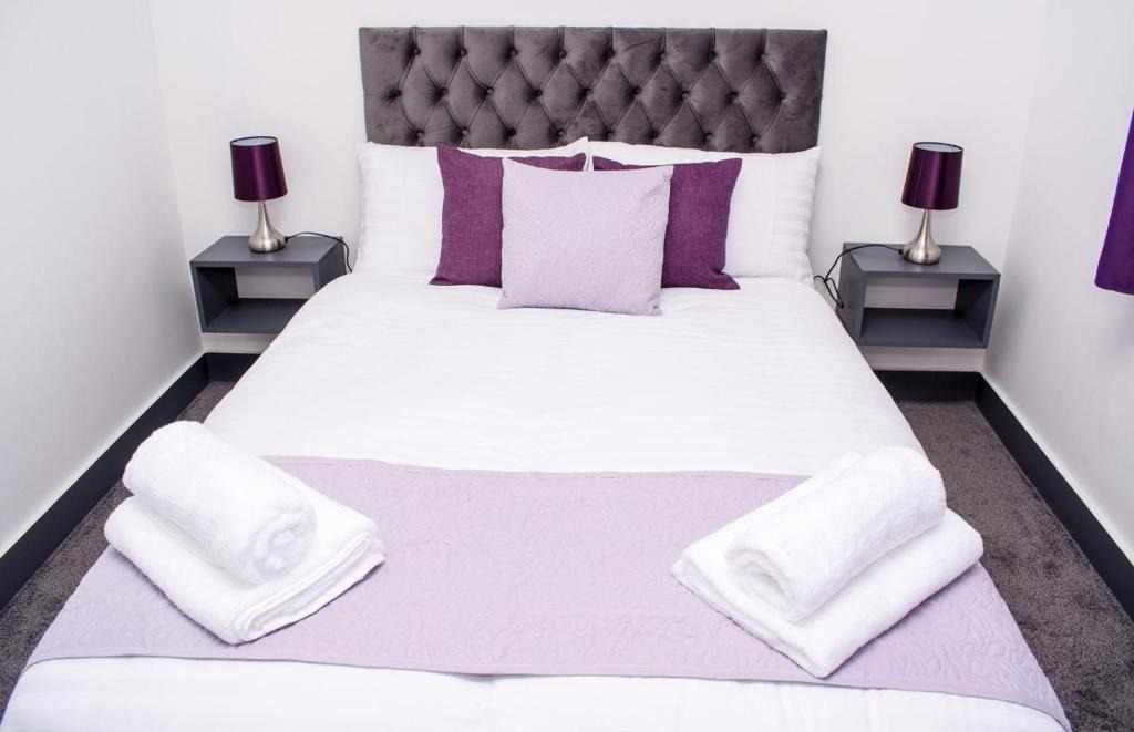 Seisdon House | Homestay in Birmingham Sleeps 8 - Free Parking & Wifi