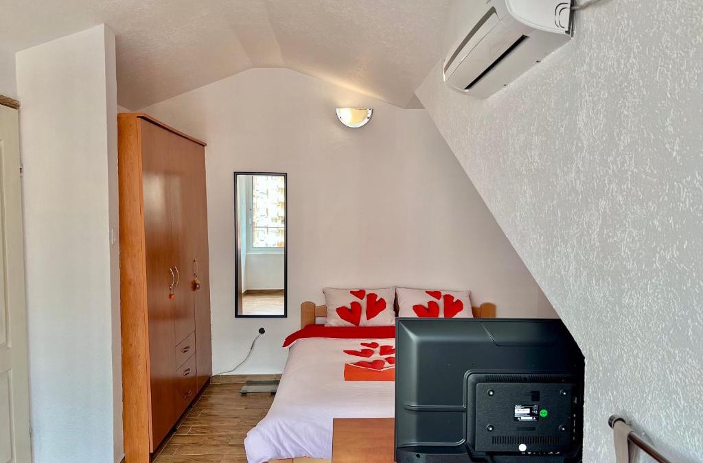 Rozino House | Homestay Mark - DOUBLE BED ROOM - shared bathroom