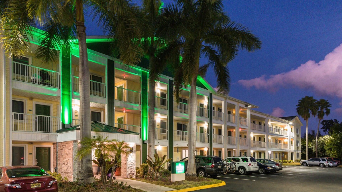 Survey Creek Hotel | HomeTowne Studios by Red Roof Fort Lauderdale