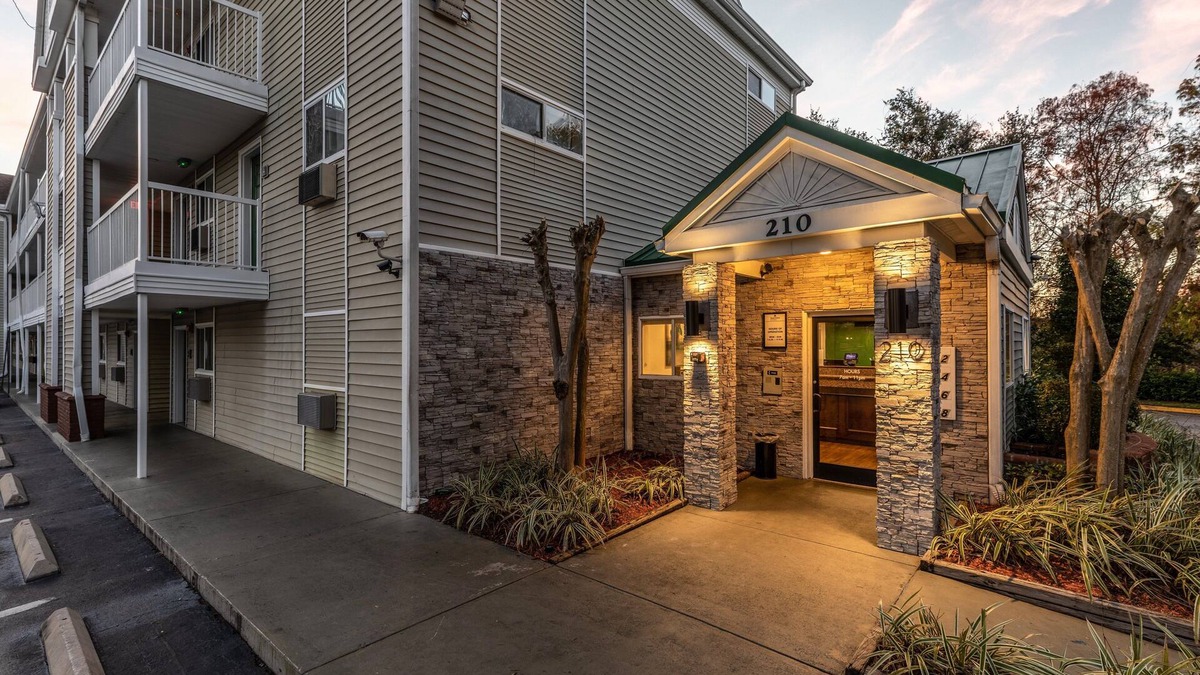 Casselberry Hotel | HomeTowne Studios by Red Roof Orlando - Casselberry