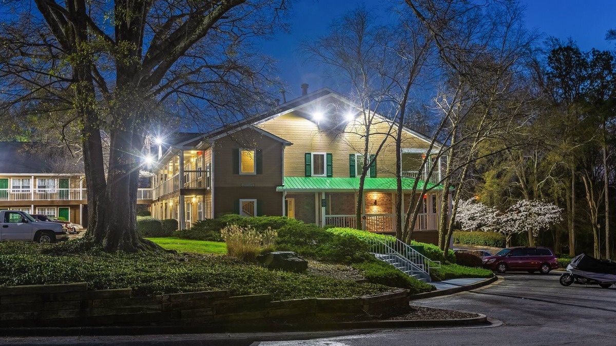 Norcross Hotel | HomeTowne Studios by Red Roof Atlanta NE - Downtown Norcross