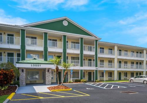 Orlando Hotel | HomeTowne Studios by Red Roof Orlando - UCF Area