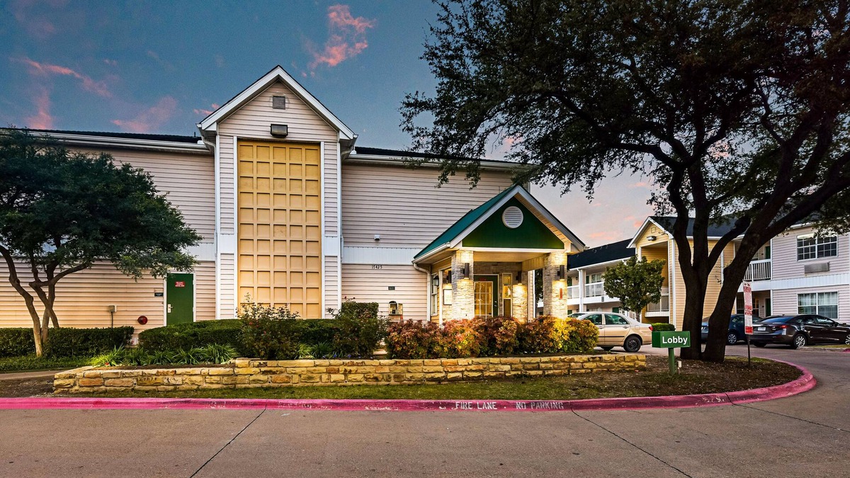Far North Dallas Hotel | HomeTowne Studios By Red Roof Dallas - North Addison/Tollway