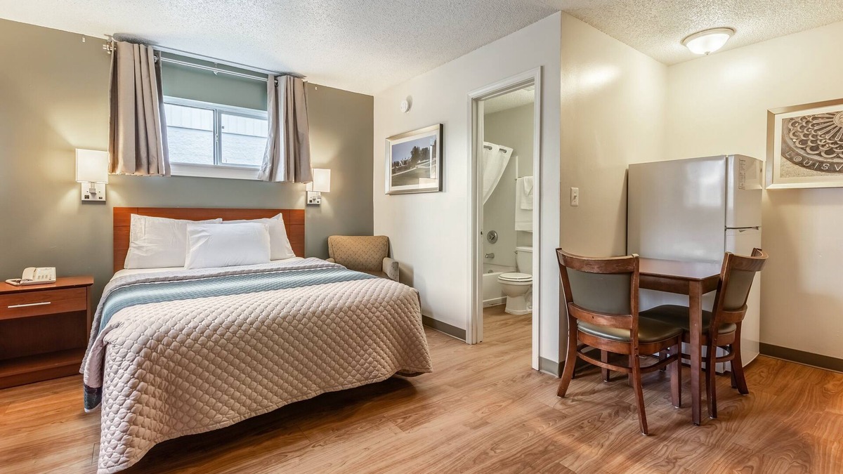 Jeffersontown Hotel | HomeTowne Studios by Red Roof Louisville
