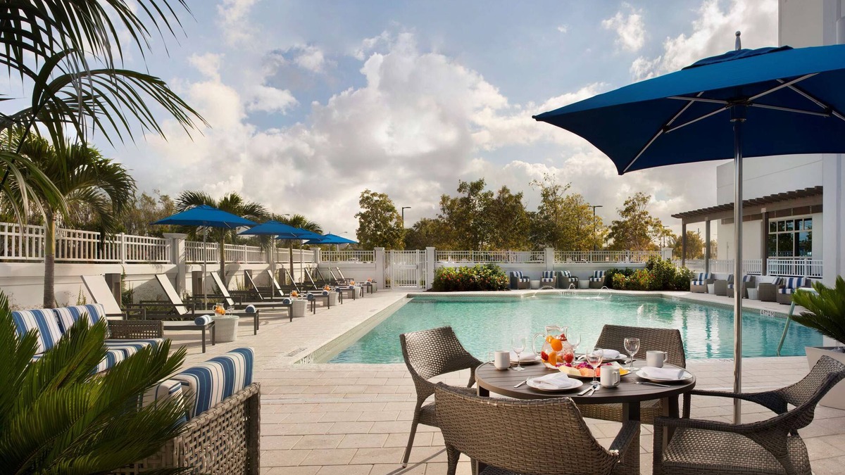 Ludlam Hotel | Homewood Suites by Hilton Miami Dolphin Mall