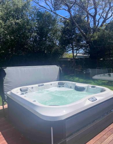 Cowes House | Homey Beach Cottage with Spa, walk to beach