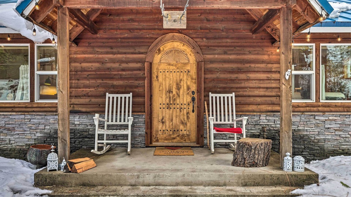 Long Barn Cottage | Homey Long Barn Cabin w/Deck & Fire Pit!