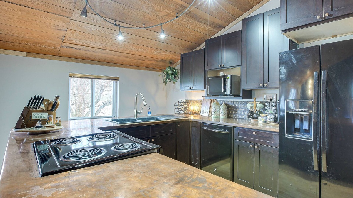 Galloway House | Homey Ohio Getaway on Private 7-Acre Farm!