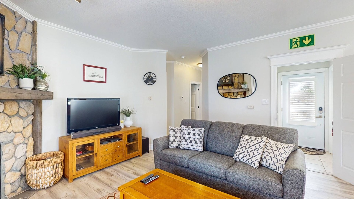 The Blue Mountains Condo | Homey retreat w/shared pool - near golf and Blue Mountain Village