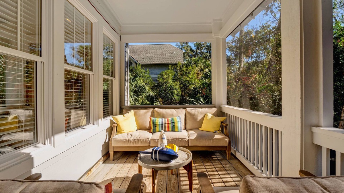Bald Head Island Cottage | Hondo's Hideaway is a beautiful three-bedroom cottage in prime location near market, shopping, and dining. Newly decorated. Temporary membership to Shoals Club and BHI Club available. Two 4-passenger golf carts, bicycles, and luxury amenities provide