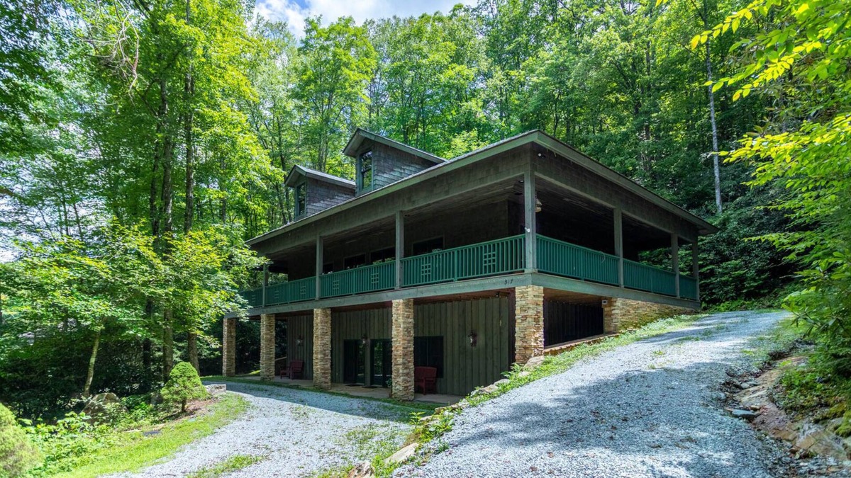 Foscoe Cabin | Honey Bear Haven In Gated Community, Pool Table, Close to Boone!