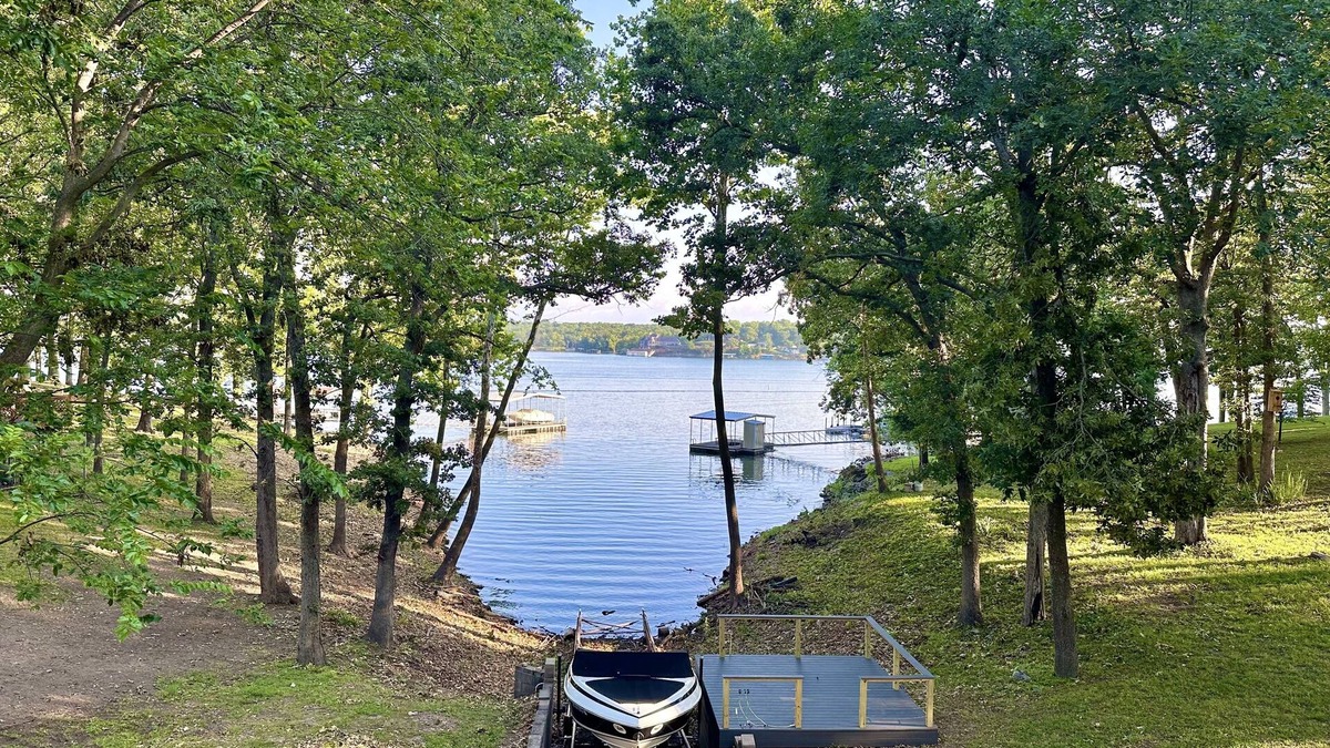 Grove Cottage | Honey Creek Getaway Waterfront Cottage - Close to town & Boat Ramp! Sleeps 10+