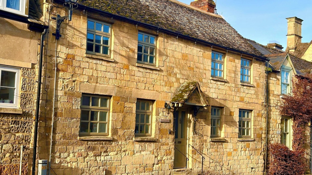 Winchcombe Cottage | Honey stone and style year round
