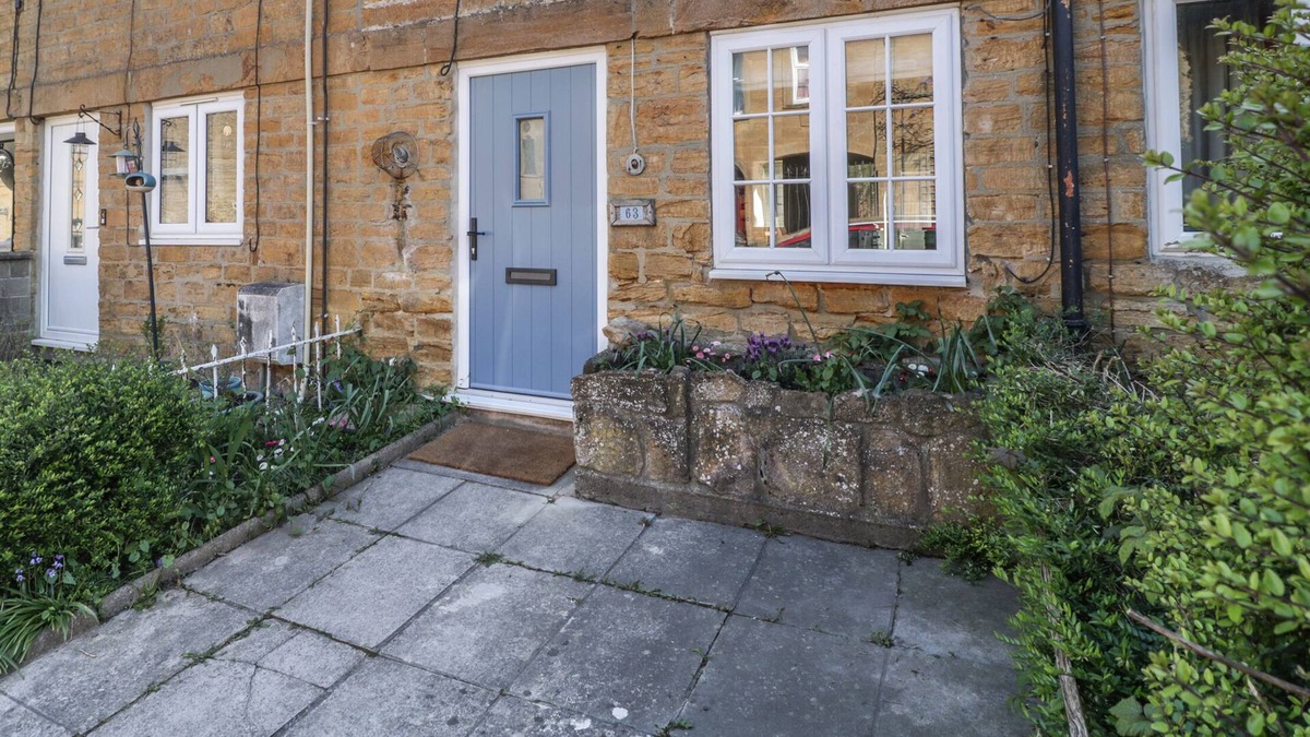 Martock Cottage | HONEYBEE COTTAGE, pet friendly, with open fire in Martock