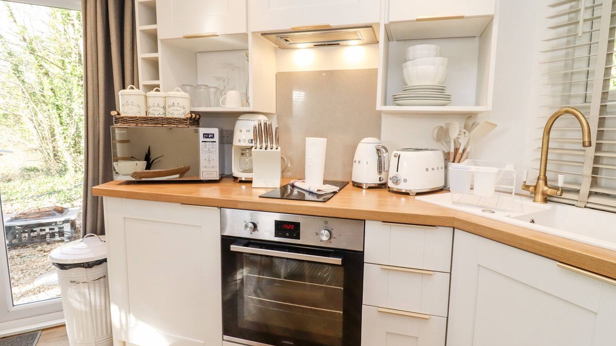 Blandford Saint Mary House | HONEYCOMBE, romantic, with hot tub in Blandford Forum
