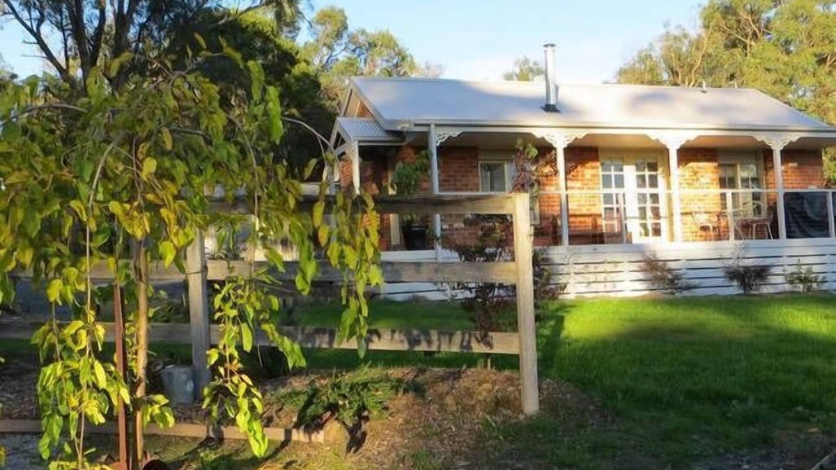 Yellingbo Bed & Breakfast | Honeyeater Cottage Bed and Breakfast