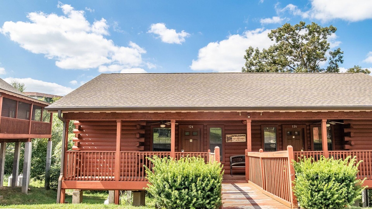 Branson Theater District Cabin | Honeymooner's Cabin with Whirlpool Tub & Fireplace - Heart of Branson