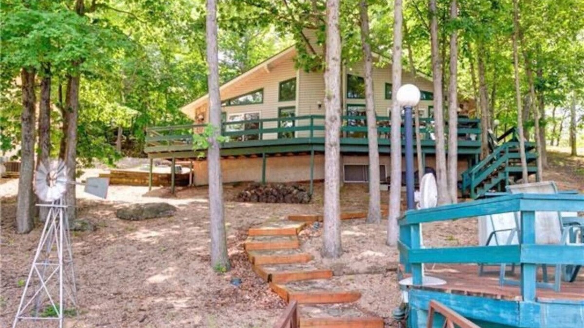 Lake Ozark House | Honeysuckle-bachelor/bachelorette parties welcome!