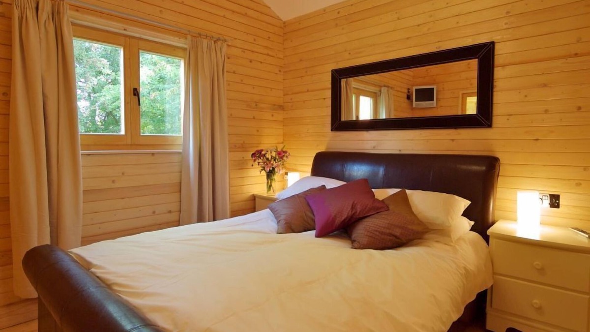 Richmond Cabin | Honeysuckle Single Storey Log Cabin, sleeps up to 4