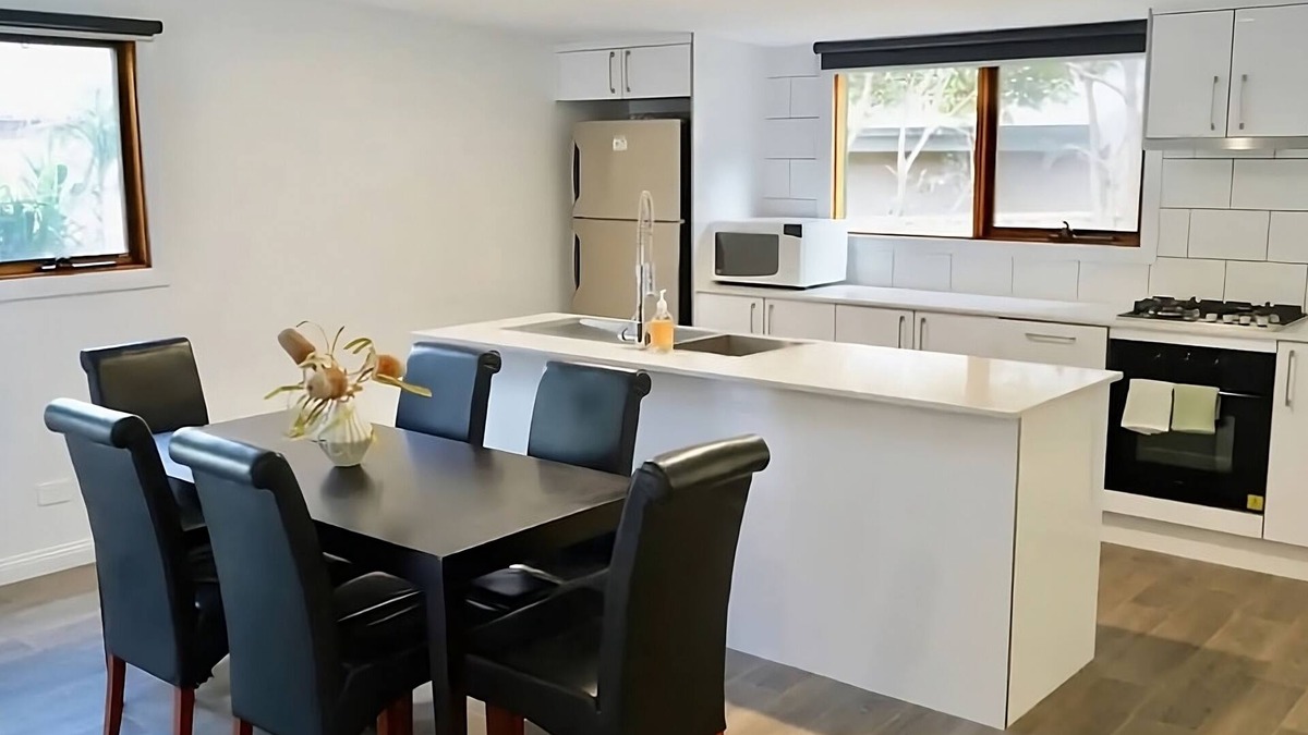 Bendigo House | Honeysuckle St Cottage. Central Location. Sleeps 8