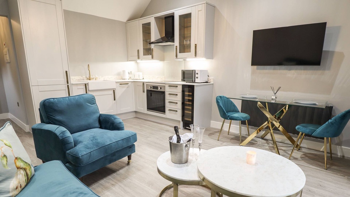 Hull Cottage | HONEYSUCKLE, with a garden in Willerby