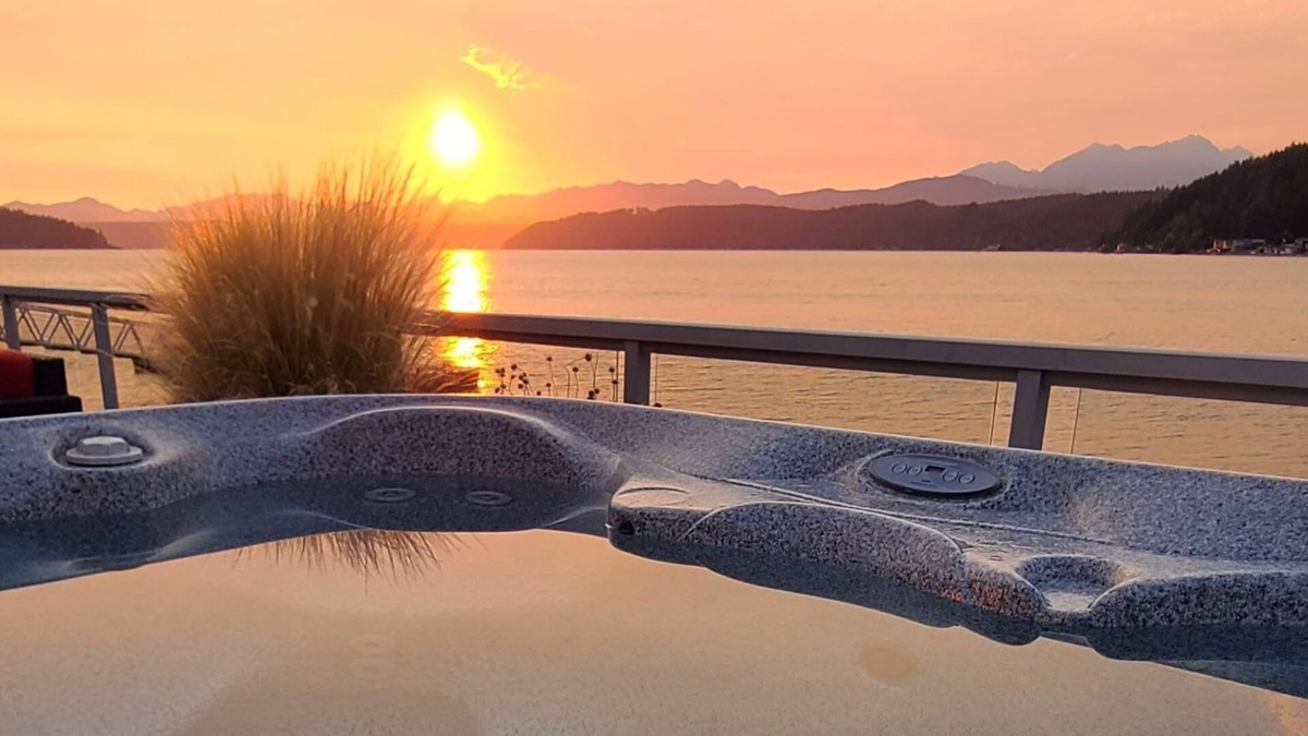Union House | Hood Canal Resort in Union, WA, Walls of Glass (up to 8 guests)