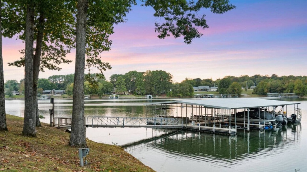 Winchester House | Hook, Wine, & Sinker-Sleeps 28, Dock, Hot Tub, Kayaks/SUPs